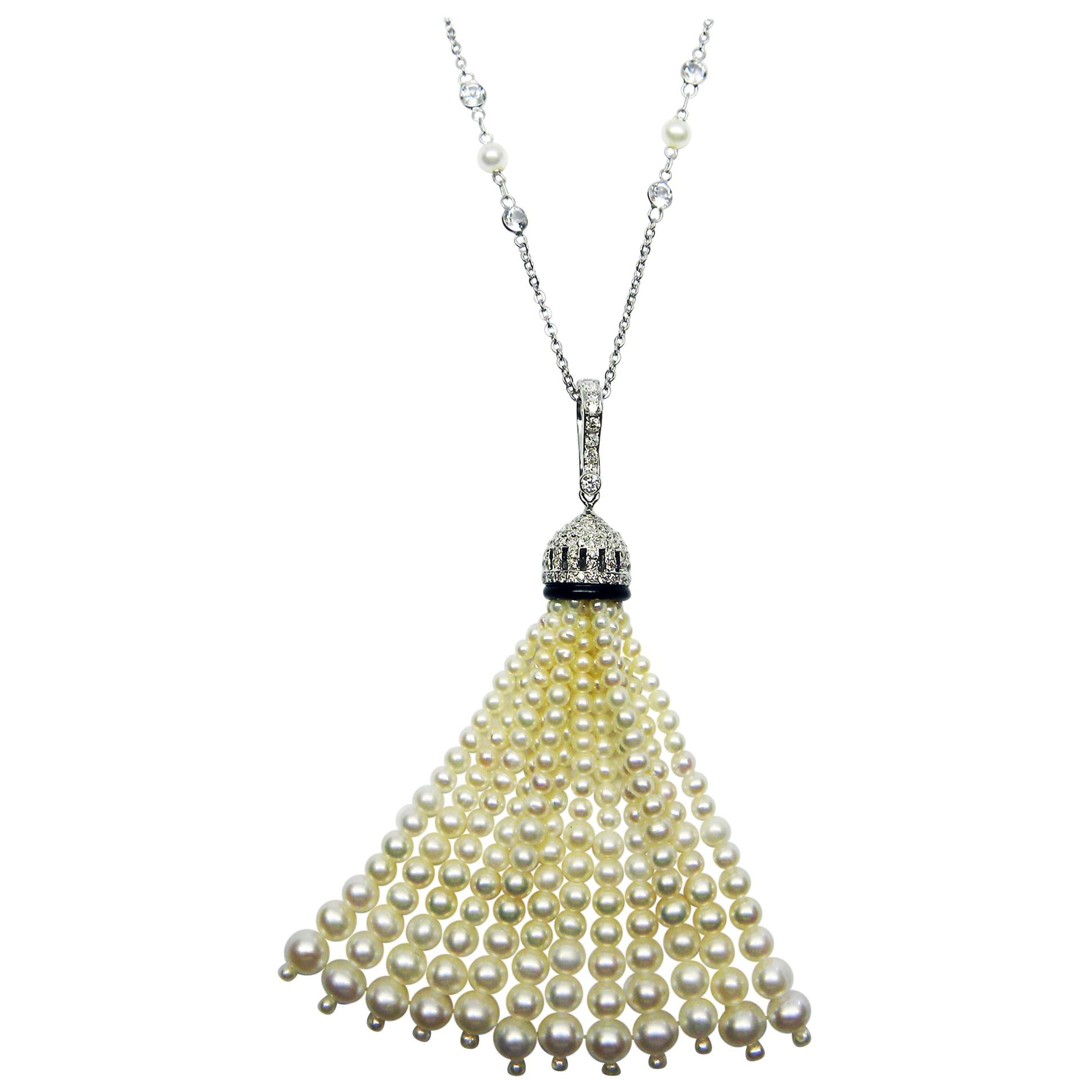 Collana di perle bianche, onice nera e diamanti bianchi in oro con nappe