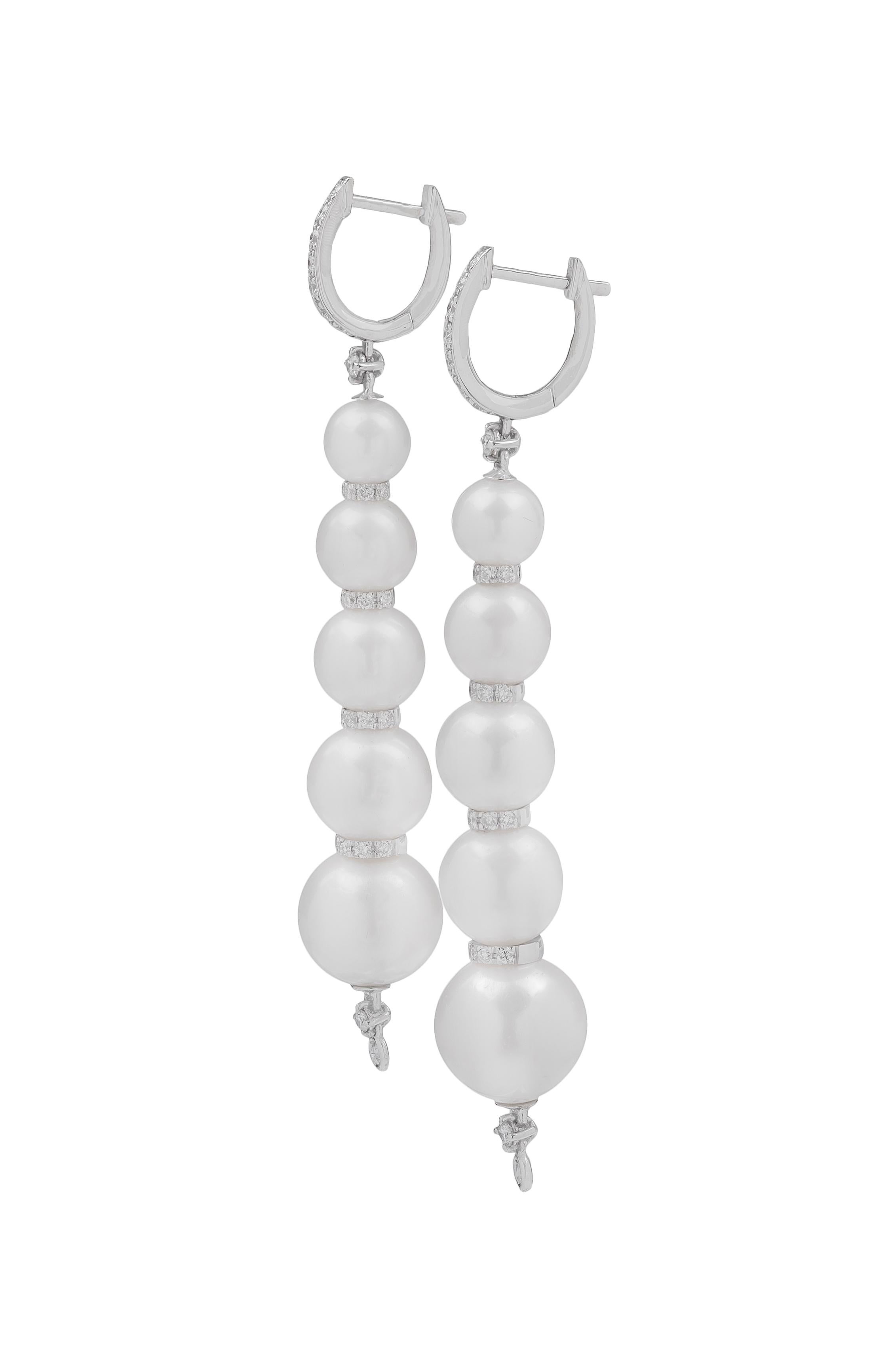 These pearls earrings are made in Italy by Coscia.
Each earring, with lever-back closure, is made of 5 pearls of different sizes separated by a row of brilliant cut white diamonds. Two brilliant-cut diamonds hang at the bottom of each