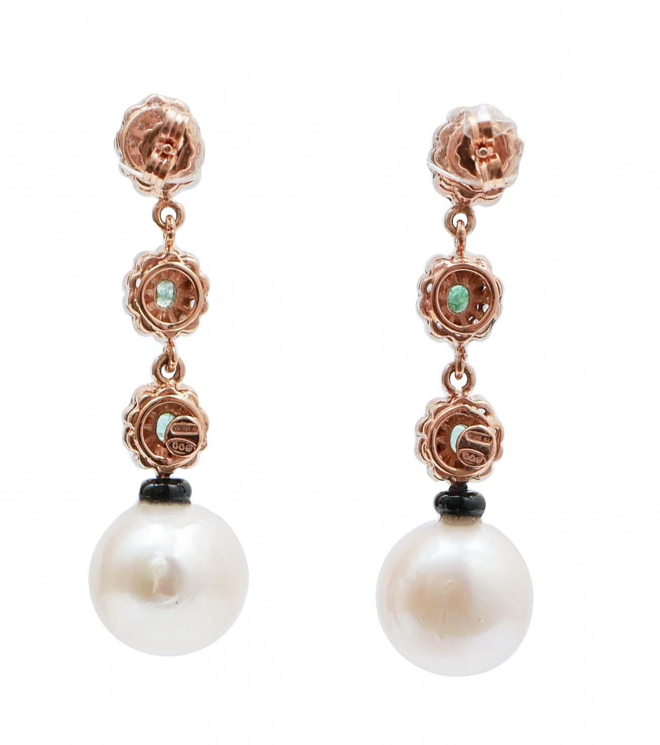 Rétro Boucles d'oreilles en argent et perles blanches, diamants, émeraudes, onyx, or rose en vente