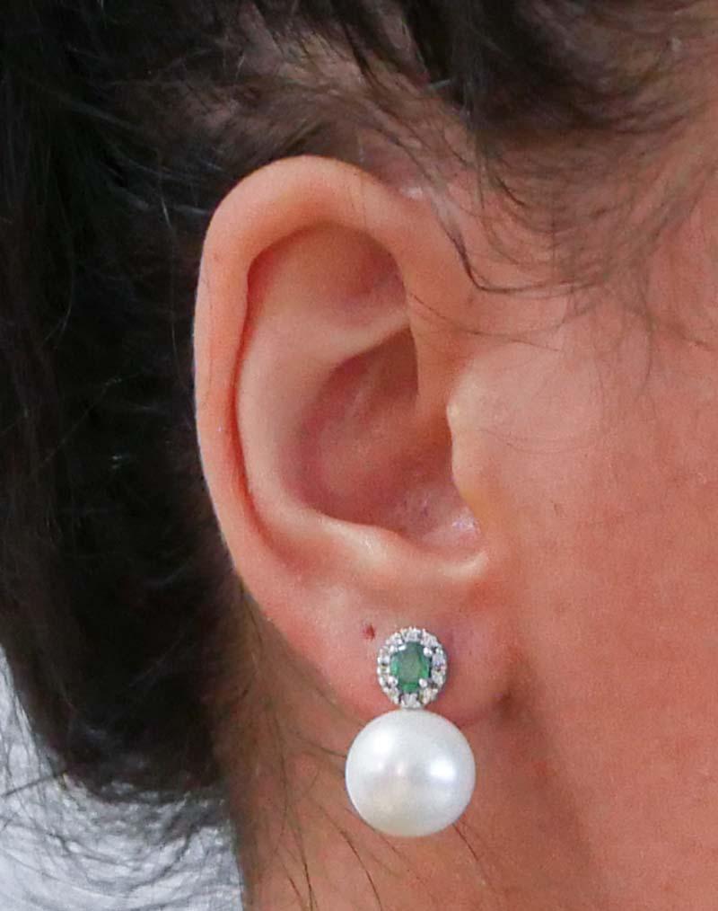 Boucles d'oreilles en or blanc 14 carats, perles blanches, émeraudes et diamants. Bon état - En vente à Marcianise, Marcianise (CE)