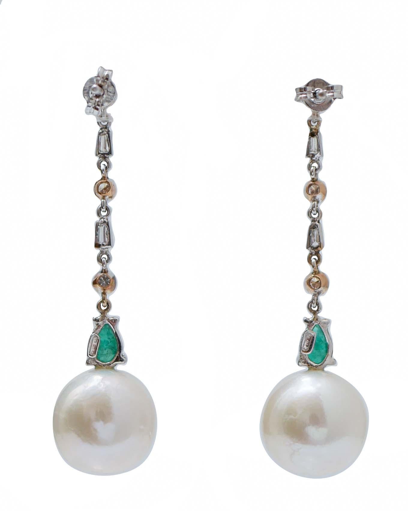 Ohrringe aus 14 Weißgold und Roségold mit weißen Perlen, Smaragden, Diamanten. (Retro) im Angebot