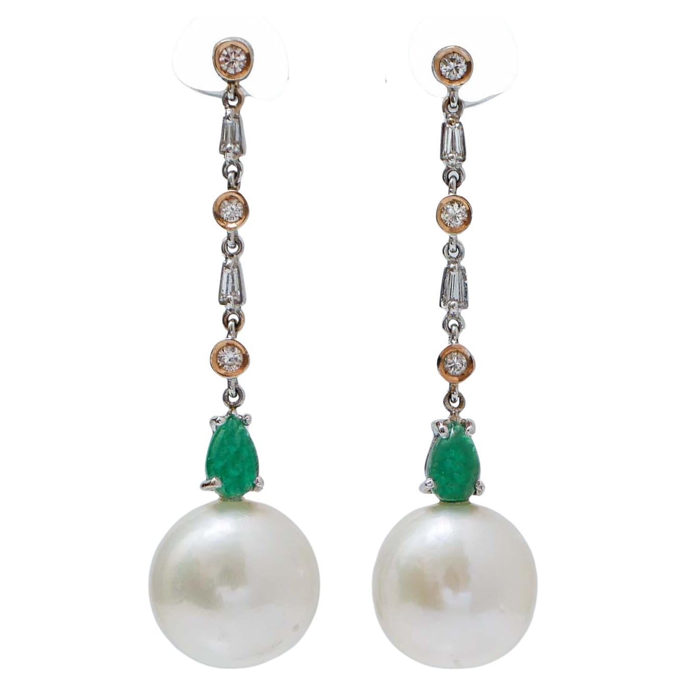 Ohrringe aus 14 Weißgold und Roségold mit weißen Perlen, Smaragden, Diamanten. im Angebot