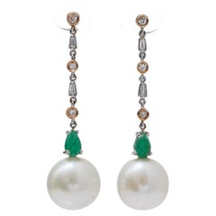 Ohrringe aus 14 Weißgold und Roségold mit weißen Perlen, Smaragden, Diamanten.