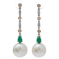 Pendientes de perlas blancas, esmeraldas, diamantes, oro blanco 14 y oro rosa.