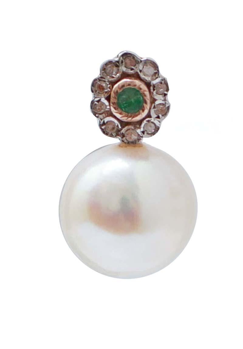 Simple  flower earrings in 9 kt rose gold and silver structure mounted with a flower structure with a central emerald surrounded by diamonds and, below, a pearl.
These earrings were totally handmade by Italian master goldsmiths and they are in