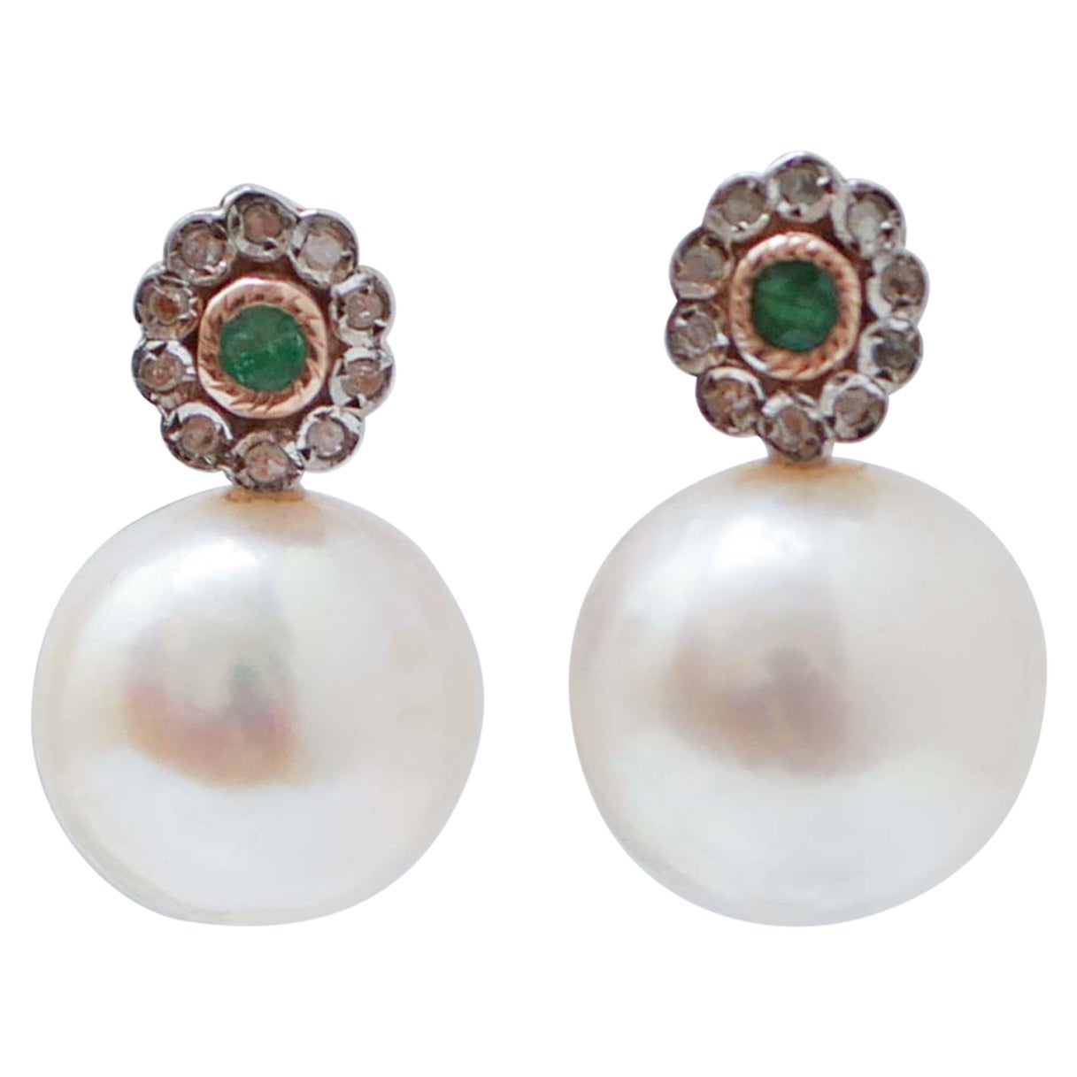 Boucles d'oreilles en or rose, émeraudes, diamants et perles blanches