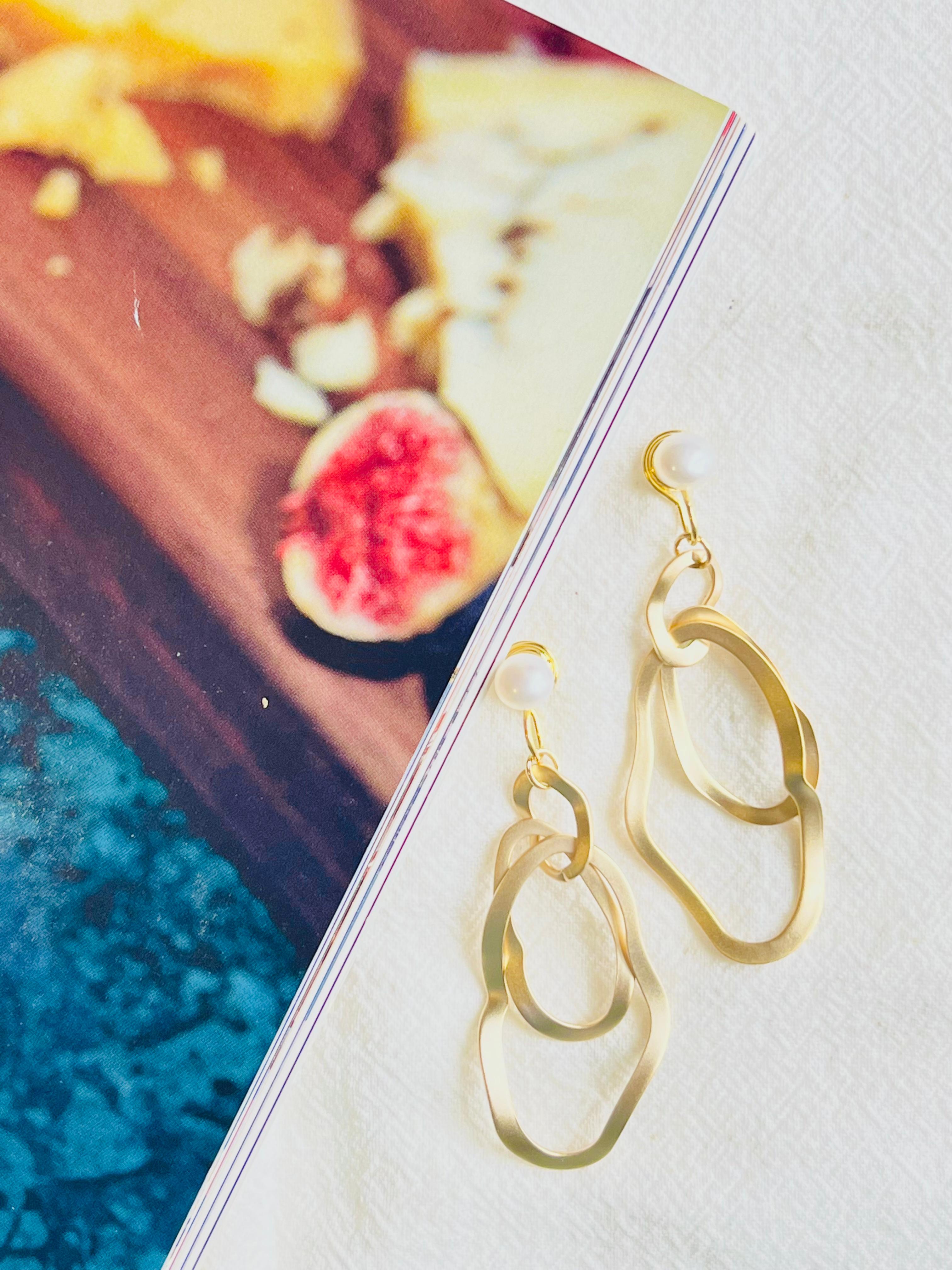 Baroque White Pearls Matte Gold Double Horseshoes Hoop Drop Dangle Clip On Earrings For Sale