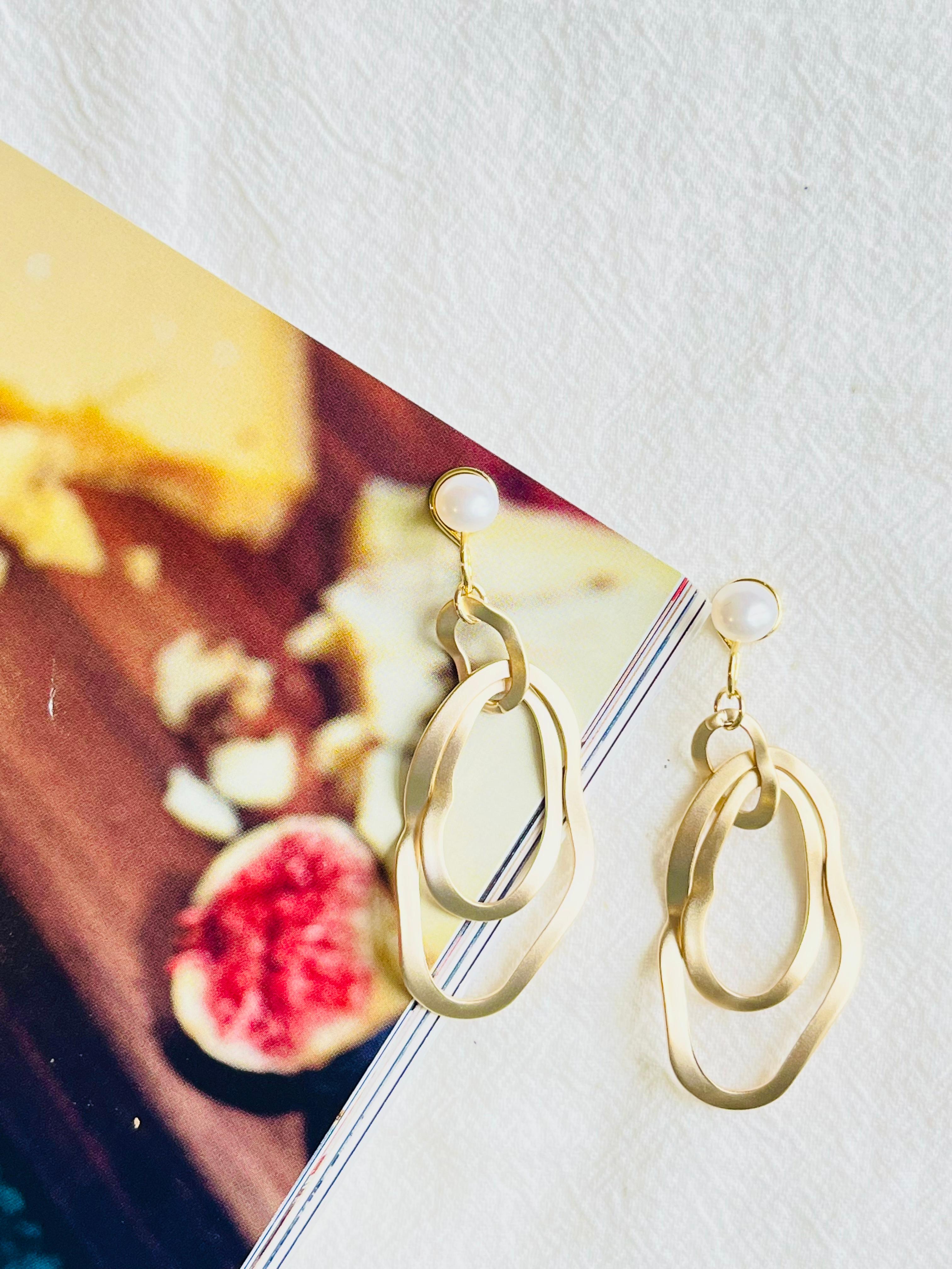 White Pearls Matte Gold Double Horseshoes Hoop Drop Dangle Clip On Earrings In New Condition For Sale In Wokingham, England