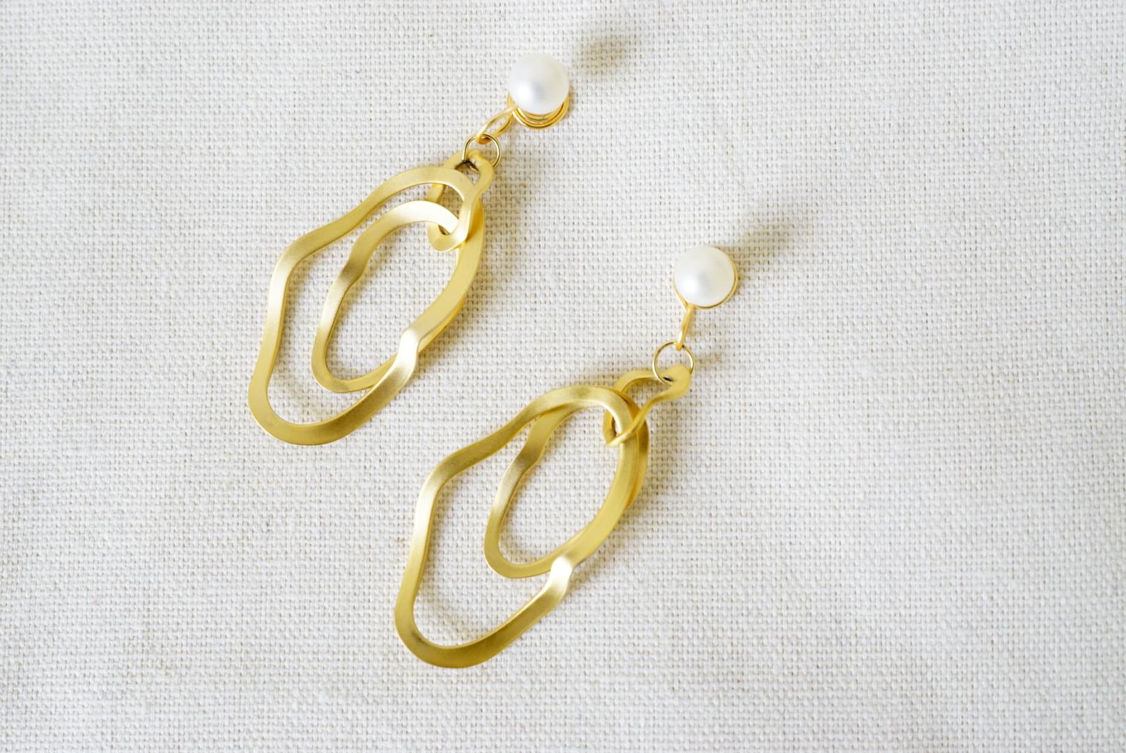 White Pearls Matte Gold Double Horseshoes Hoop Drop Dangle Clip On Earrings For Sale 2