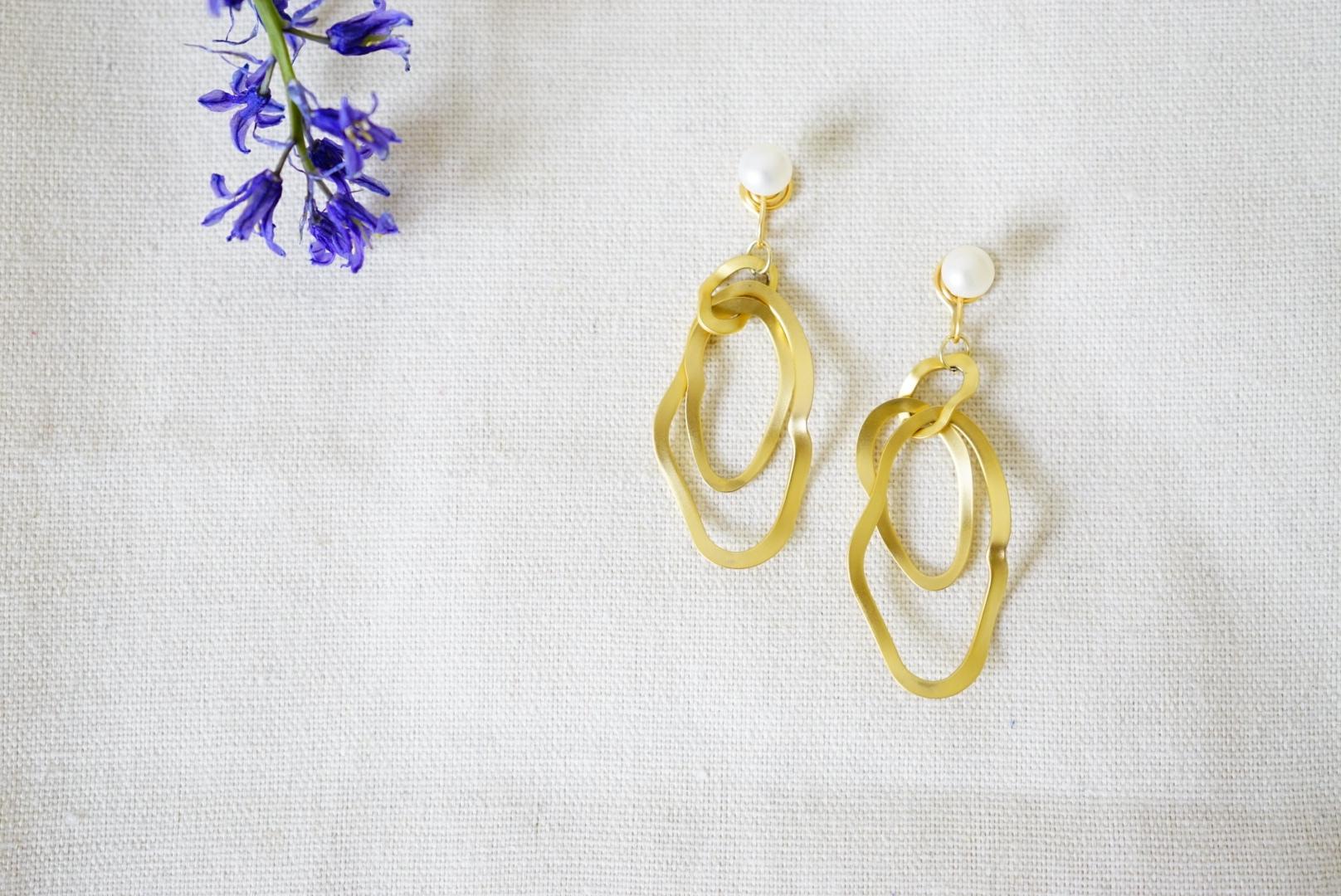White Pearls Matte Gold Double Horseshoes Hoop Drop Dangle Clip On Earrings For Sale 2