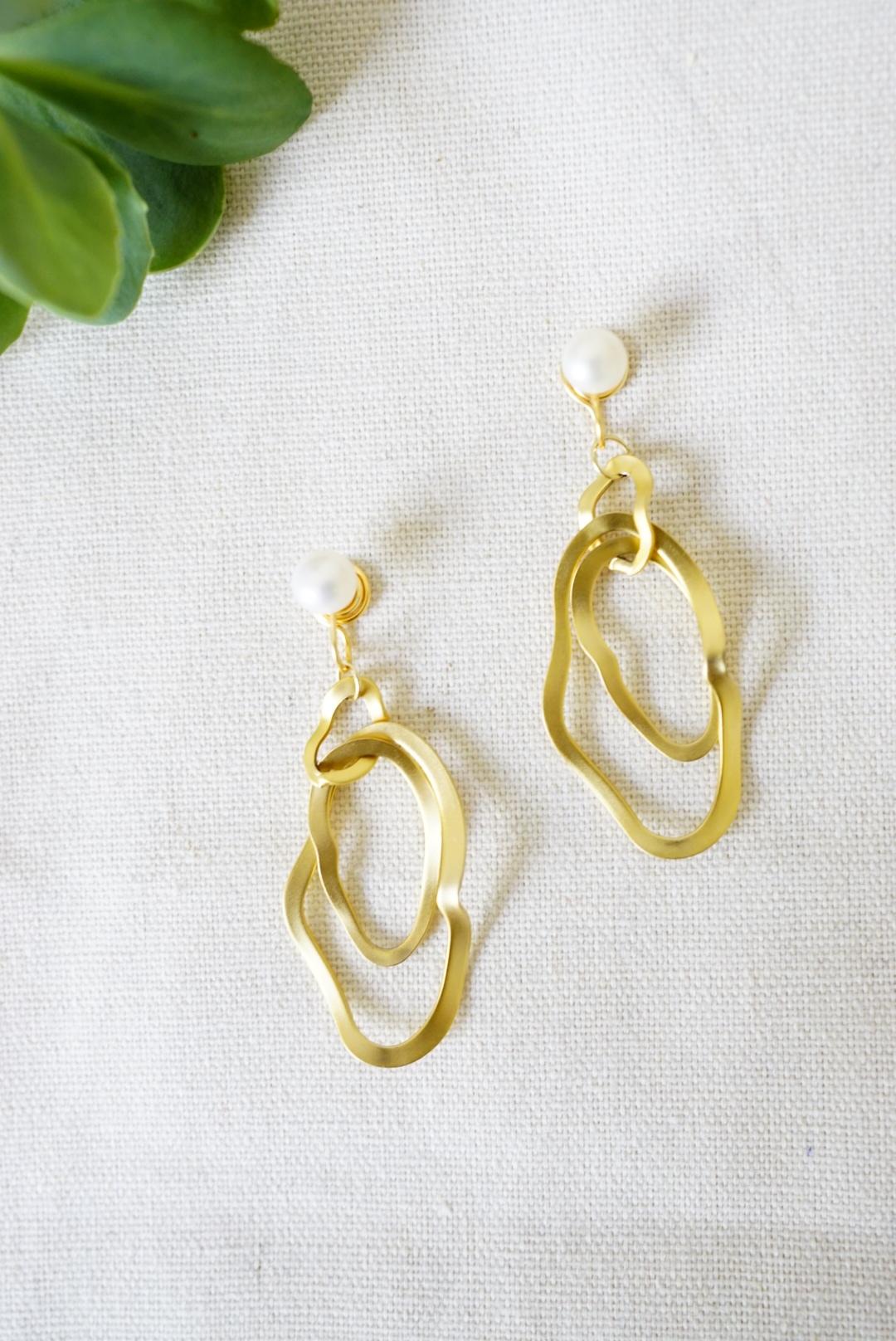White Pearls Matte Gold Double Horseshoes Hoop Drop Dangle Clip On Earrings For Sale 3