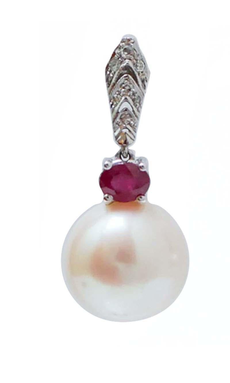 Orecchini pendenti in oro bianco 14 kt con struttura montata con diamanti nella parte superiore; al centro, un rubino e, come pendente, una perla bianca.
Diamanti 0,17 ct
Rubini 1.32 ct
Perle 5,70 gr - 12 mm
Peso totale 8.50 gr
RF