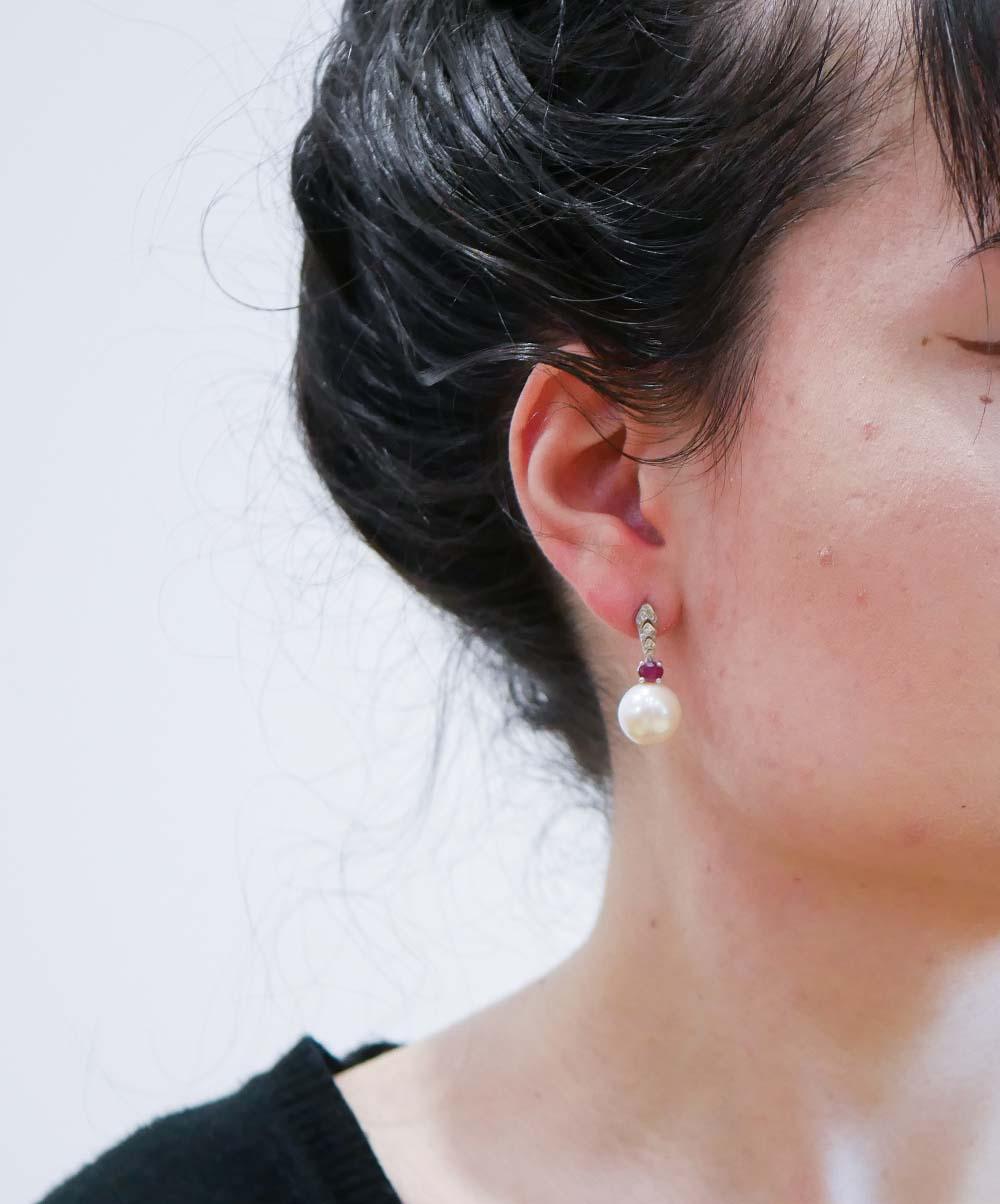 Taglio misto Perle bianche, rubini, diamanti, orecchini in oro bianco 14 carati. in vendita