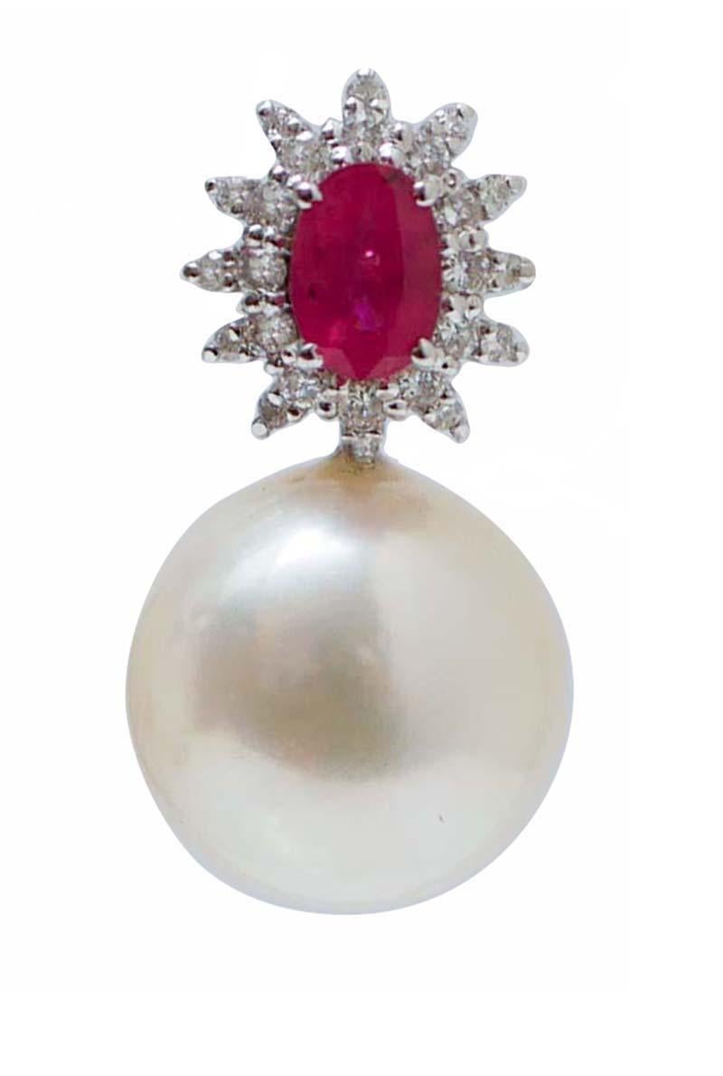Eleganti orecchini in oro bianco 18 kt con rubino centrale (6 mm x 4 mm) circondato da diamanti.
Come ciondolo, una perla.
Diamanti 0,64 ct
Rubini 1.33 ct
Perle 6,40 gr
Peso totale 9.50 gr
RF  G    UFER
RK.AOUE80

Per qualsiasi informazione, sentiti