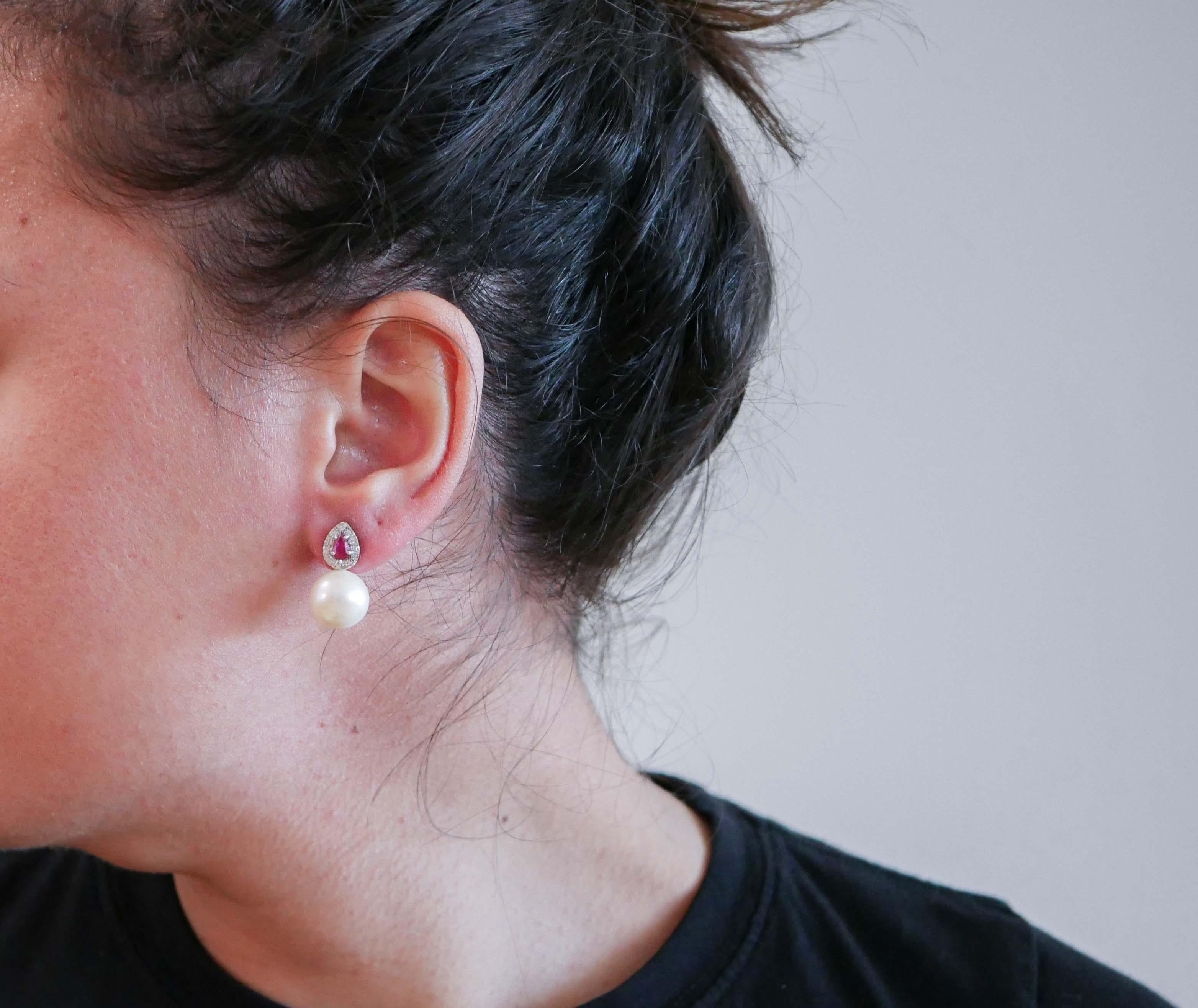 Ohrringe aus Platin mit weißen Perlen, Rubinen, Diamanten und Platin. (Gemischter Schliff) im Angebot