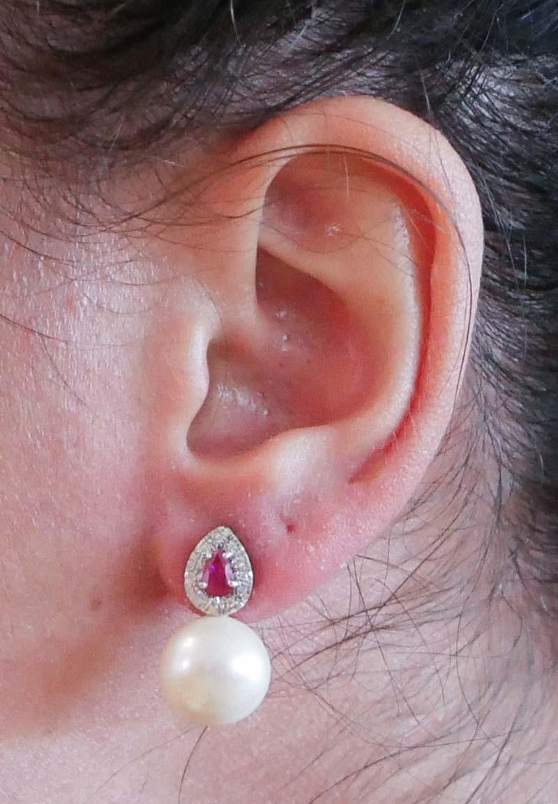 Ohrringe aus Platin mit weißen Perlen, Rubinen, Diamanten und Platin. im Zustand „Gut“ im Angebot in Marcianise, Marcianise (CE)