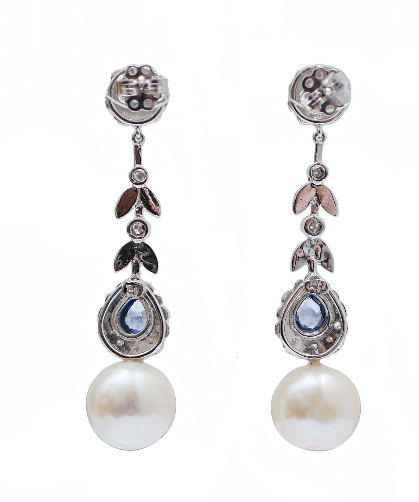 Rétro Perles blanches, saphirs, diamants, platine Boucles d'oreilles. en vente