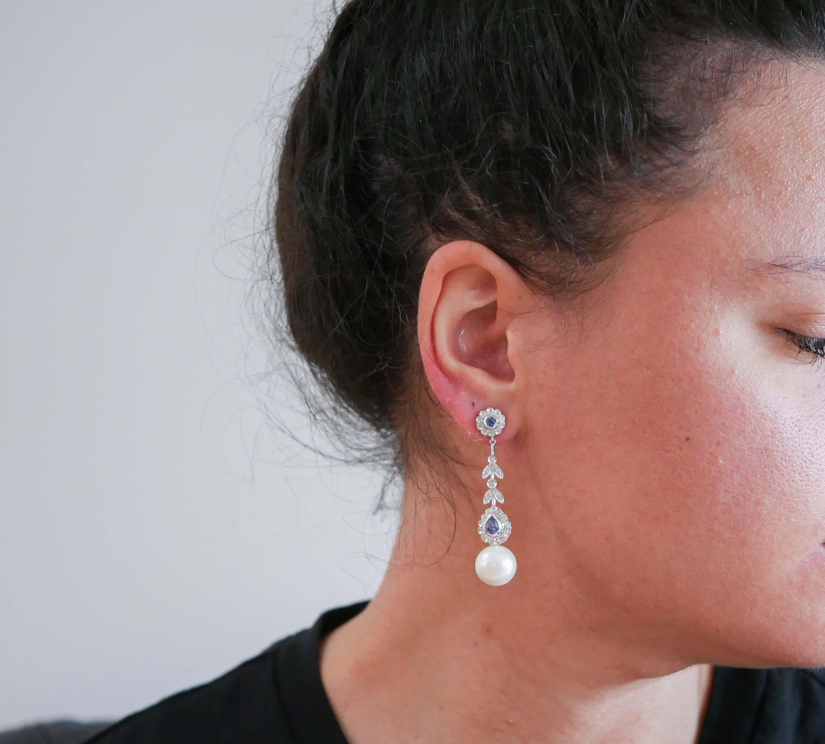 Ohrringe aus Platin mit weißen Perlen, Saphiren, Diamanten und Platin. (Gemischter Schliff) im Angebot