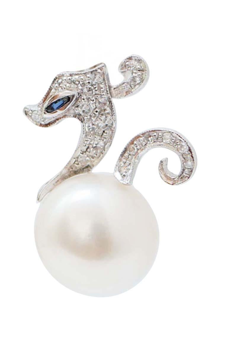 Fashion horse earrings in platinum structure mounted with diamonds on the tail, head and on the neck.. As eyes, two sapphires and as body, a pearl.
These earrings were totally handmade by Italian master goldsmiths and they are in perfect