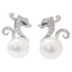 Perlas Blancas, Zafiros, Diamantes, Pendientes de Caballo de Platino.