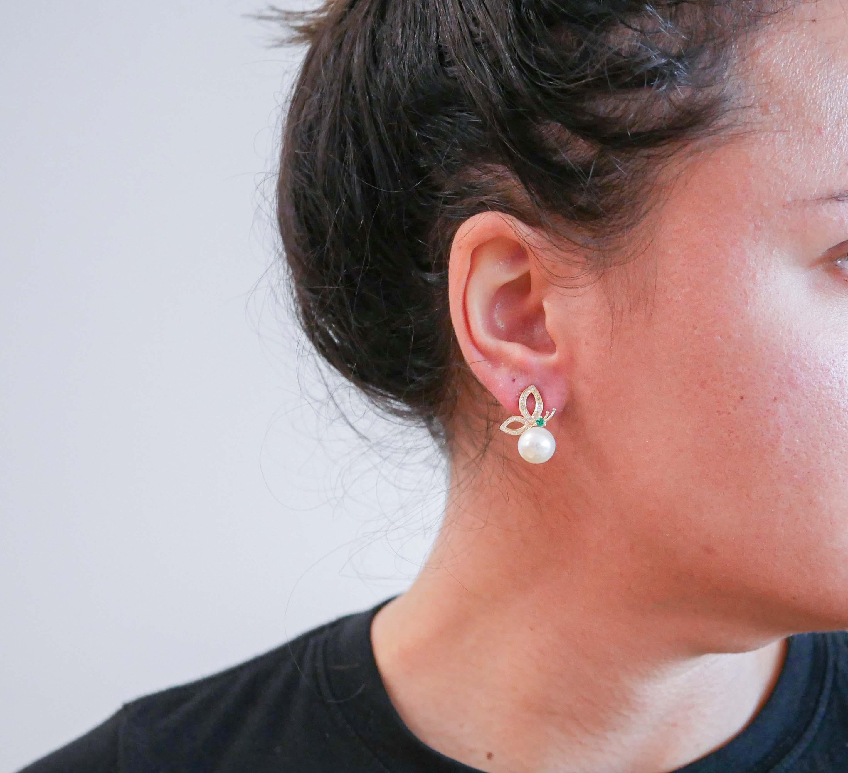 Ohrringe aus 14 Karat Roségold mit weißen Perlen, Tsavorit, Diamanten. (Gemischter Schliff) im Angebot