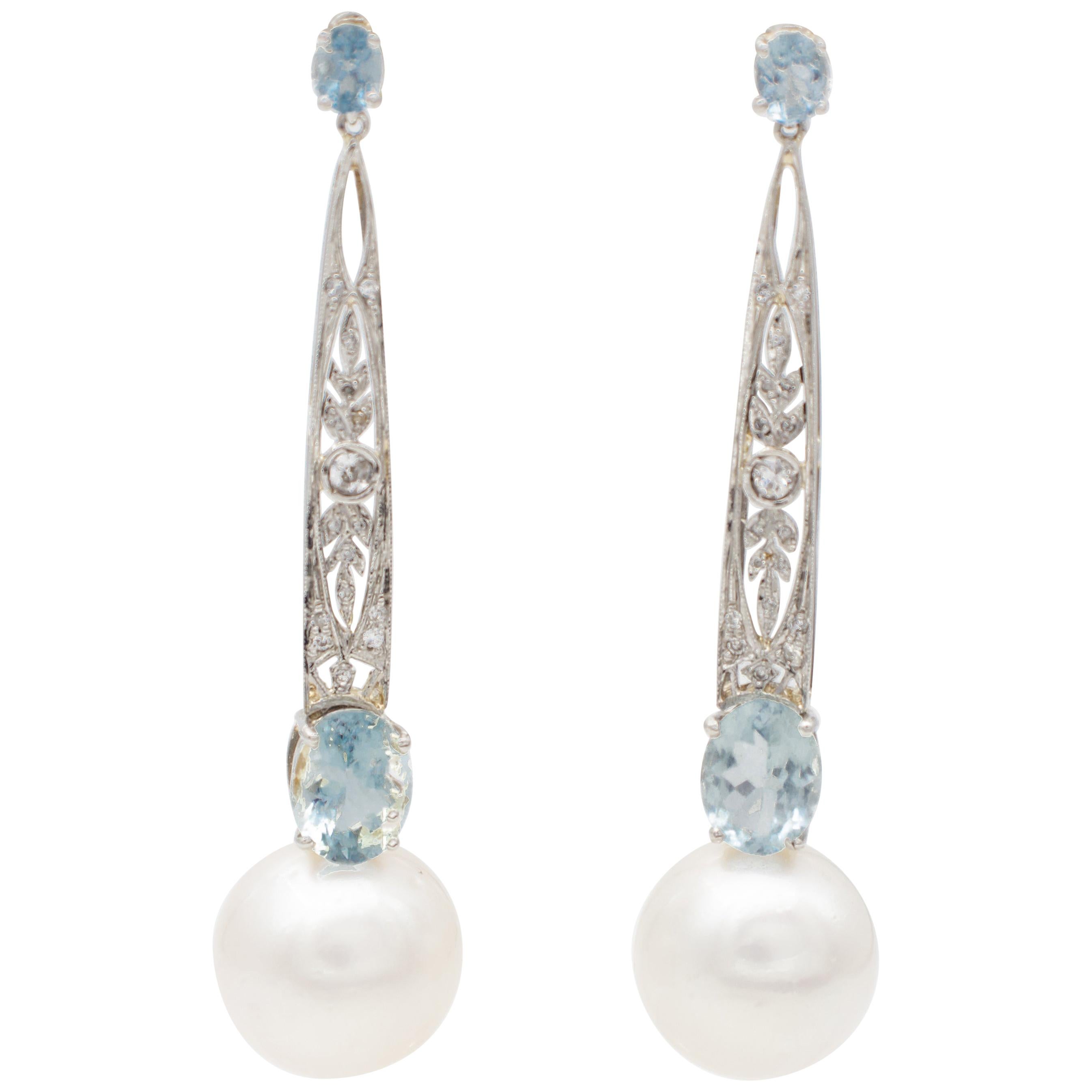 Boucles d'oreilles pendantes en platine, perles blanches, aigues-marines et diamants