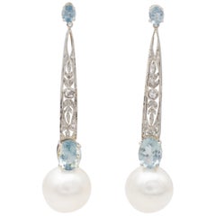 Boucles d'oreilles pendantes en platine, perles blanches, aigues-marines et diamants