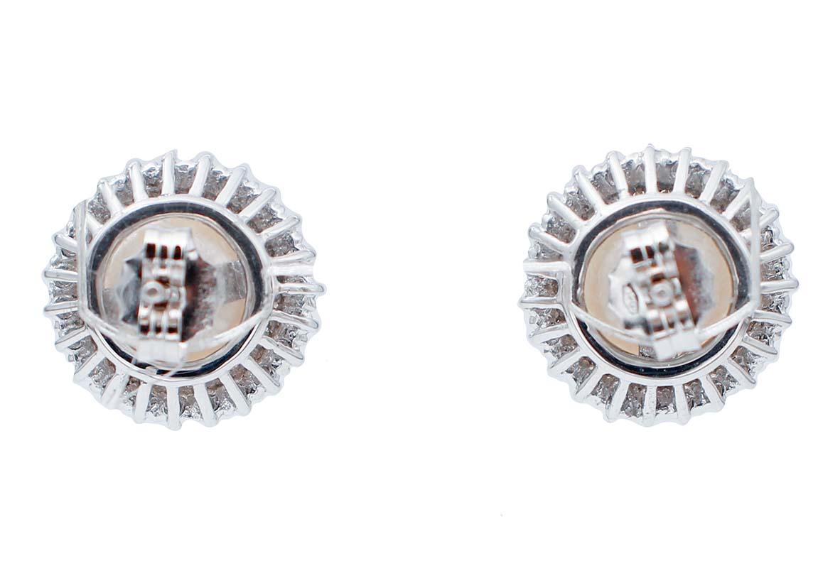 Rétro Boucles d'oreilles en or blanc 18 carats, perles blanches et diamants en vente