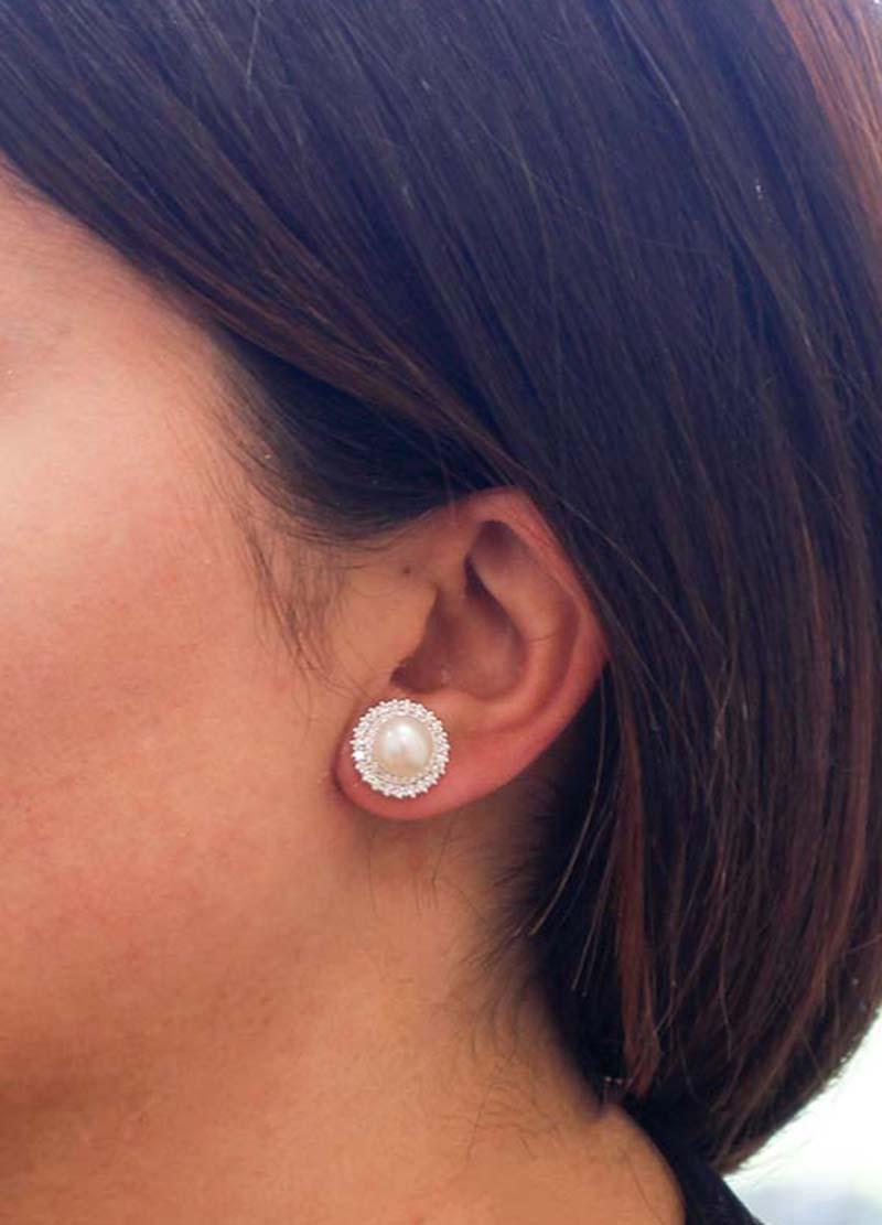 Boucles d'oreilles en or blanc 18 carats, perles blanches et diamants Bon état - En vente à Marcianise, Marcianise (CE)