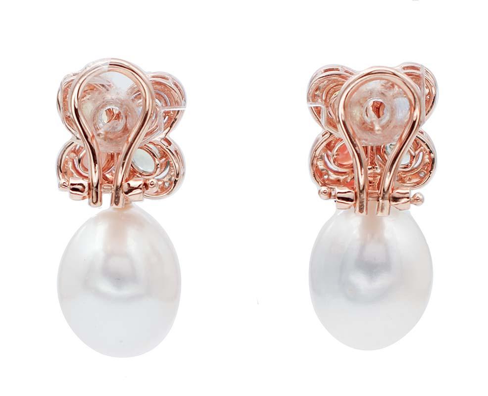 Ohrringe aus 14 Karat Roségold mit weißen Perlen, mehrfarbigen Saphiren, Diamanten (Gemischter Schliff) im Angebot