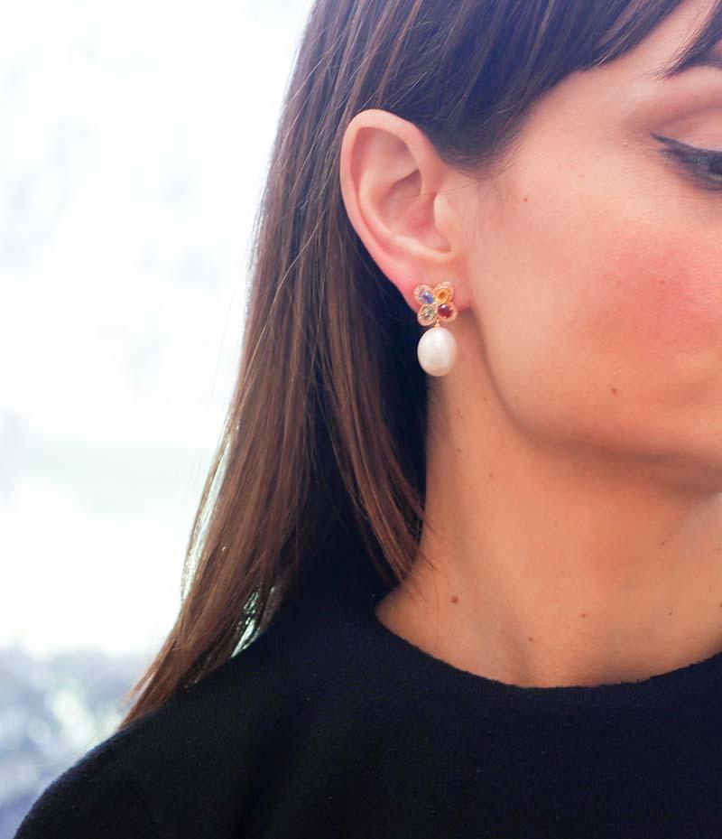 Ohrringe aus 14 Karat Roségold mit weißen Perlen, mehrfarbigen Saphiren, Diamanten im Zustand „Gut“ im Angebot in Marcianise, Marcianise (CE)
