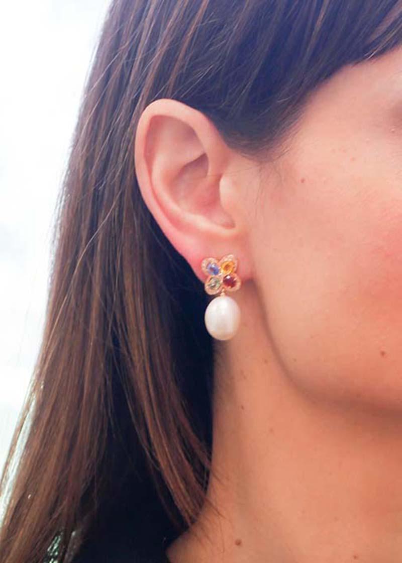 Ohrringe aus 14 Karat Roségold mit weißen Perlen, mehrfarbigen Saphiren, Diamanten Damen im Angebot