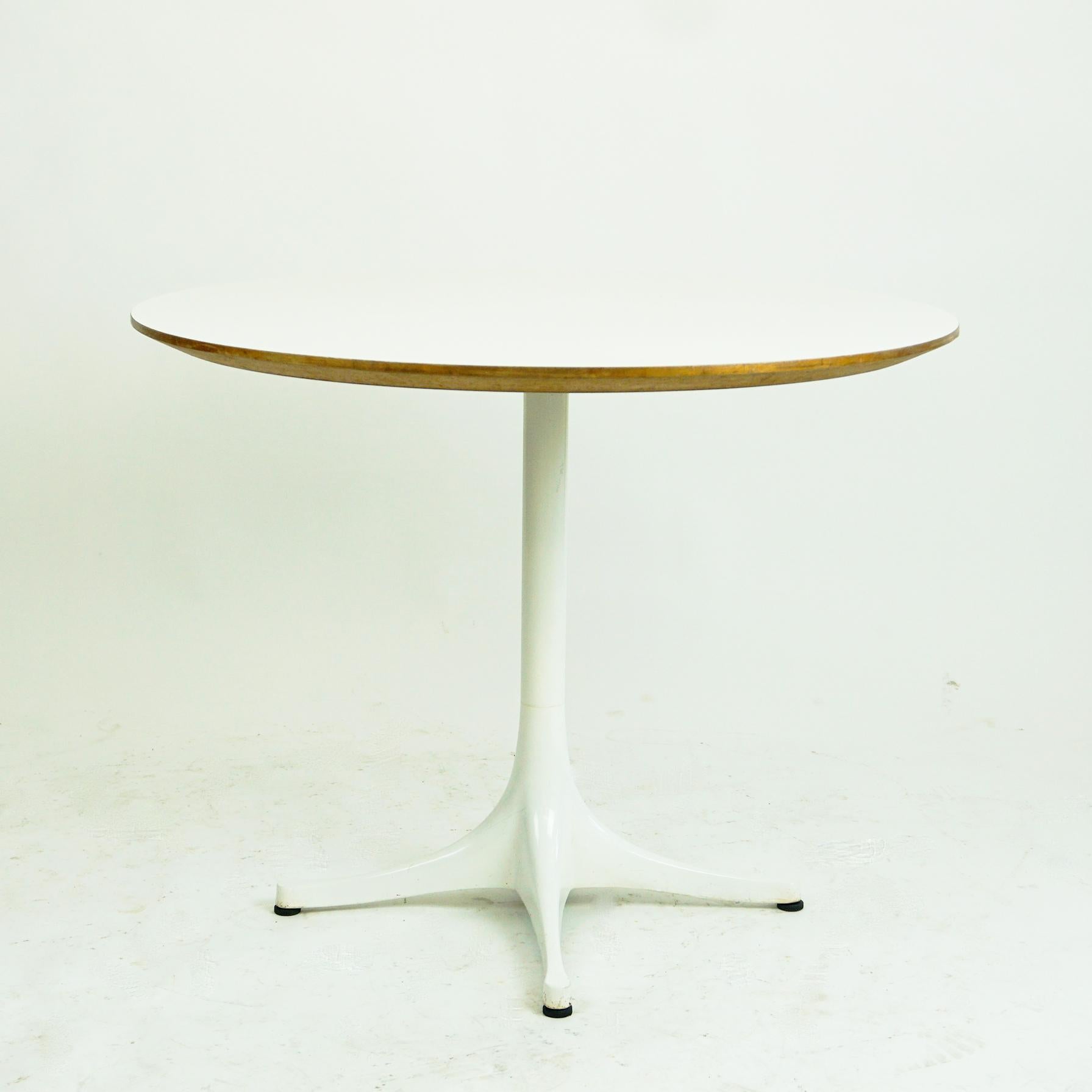 Cette iconique table basse ou table d'appoint circulaire blanche 5452 a été conçue par George Nelson et fabriquée par Herman Miller, États-Unis, années 1960.
Il présente un plateau en stratifié blanc et un socle en acier émaillé. 
Il s'agit d'une