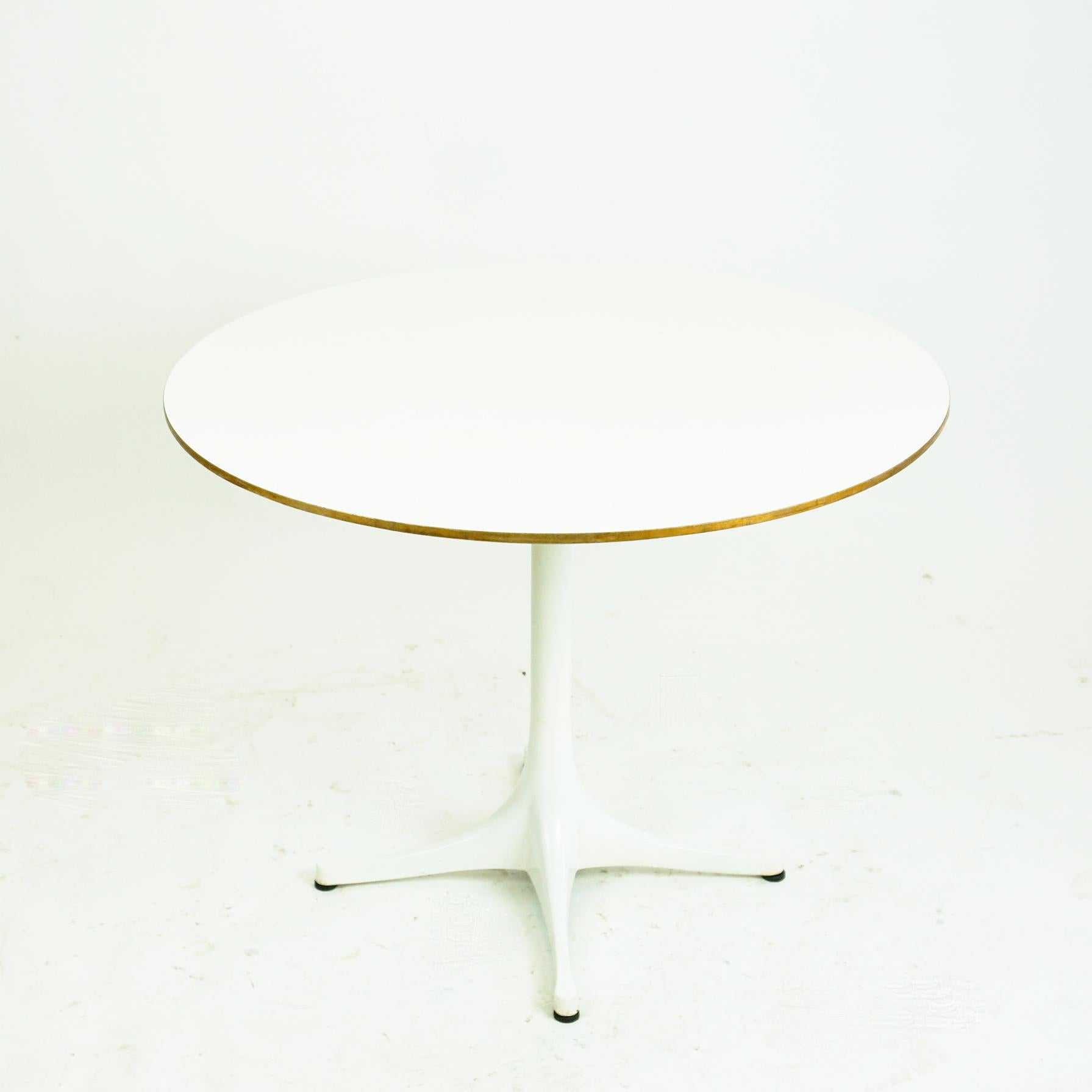 Américain Table basse d'appoint à piédestal blanc de George Nelson pour Herman Miller, États-Unis, années 1960 en vente