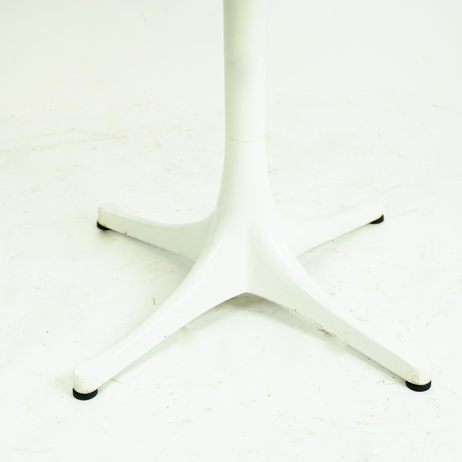 White Pedestal Coffee Side Table by George Nelson for Herman Miller, USA, 1960s In Good Condition For Sale In Vienna, AT