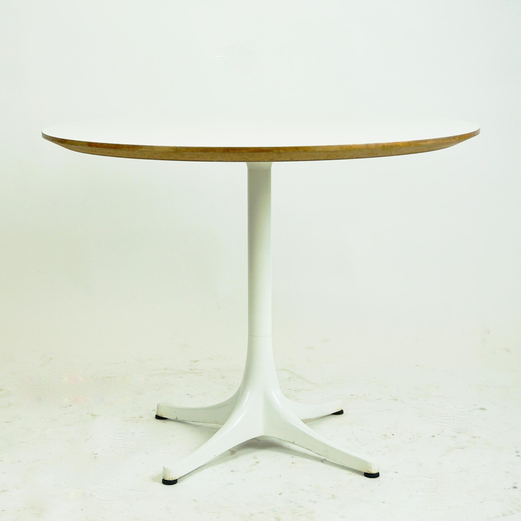 Milieu du XXe siècle Table basse d'appoint à piédestal blanc de George Nelson pour Herman Miller, États-Unis, années 1960 en vente