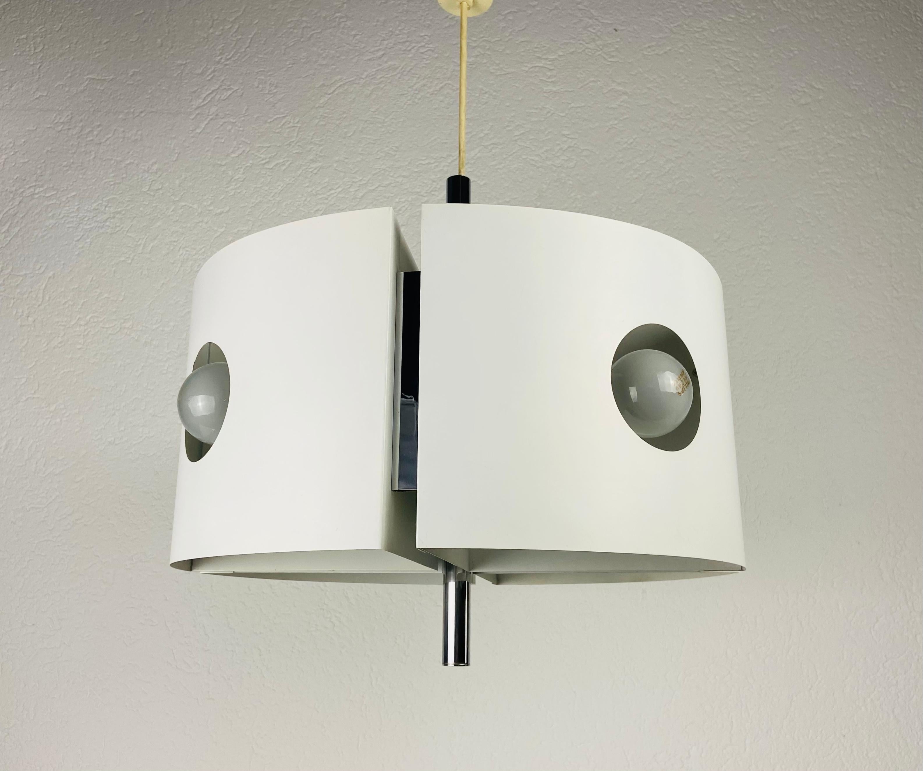 Très rare lampe suspendue Space Age par Kaiser, fabriquée en Allemagne dans les années 1970. Il a été conçu par Klaus Hempel. Le corps de la lampe est entièrement en métal et présente une belle couleur blanche.

Le luminaire nécessite quatre