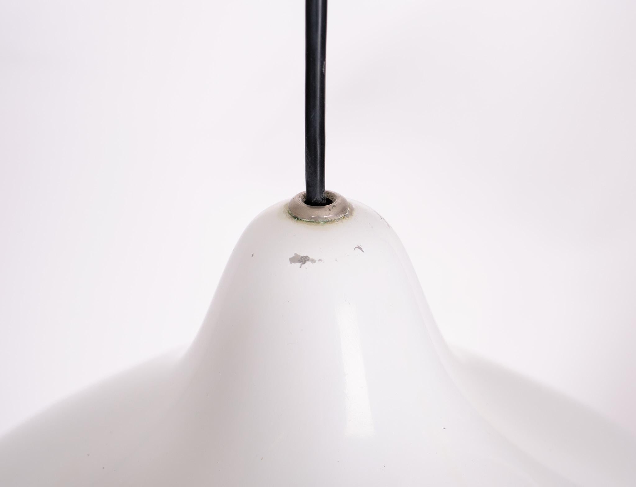 Mid-Century Modern  Lampe suspendue blanche par Lisa Johansson-Pape pour Orno, Finlande, années 1950  en vente