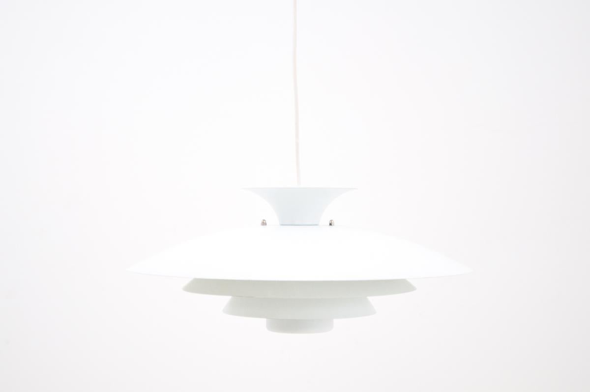 Metal pendant lamp in white

Manufactured by the Jeka company in Scandinavia, in the 1970s.

Very good condition.

Measures: height 20cm, diameter 48cm.
