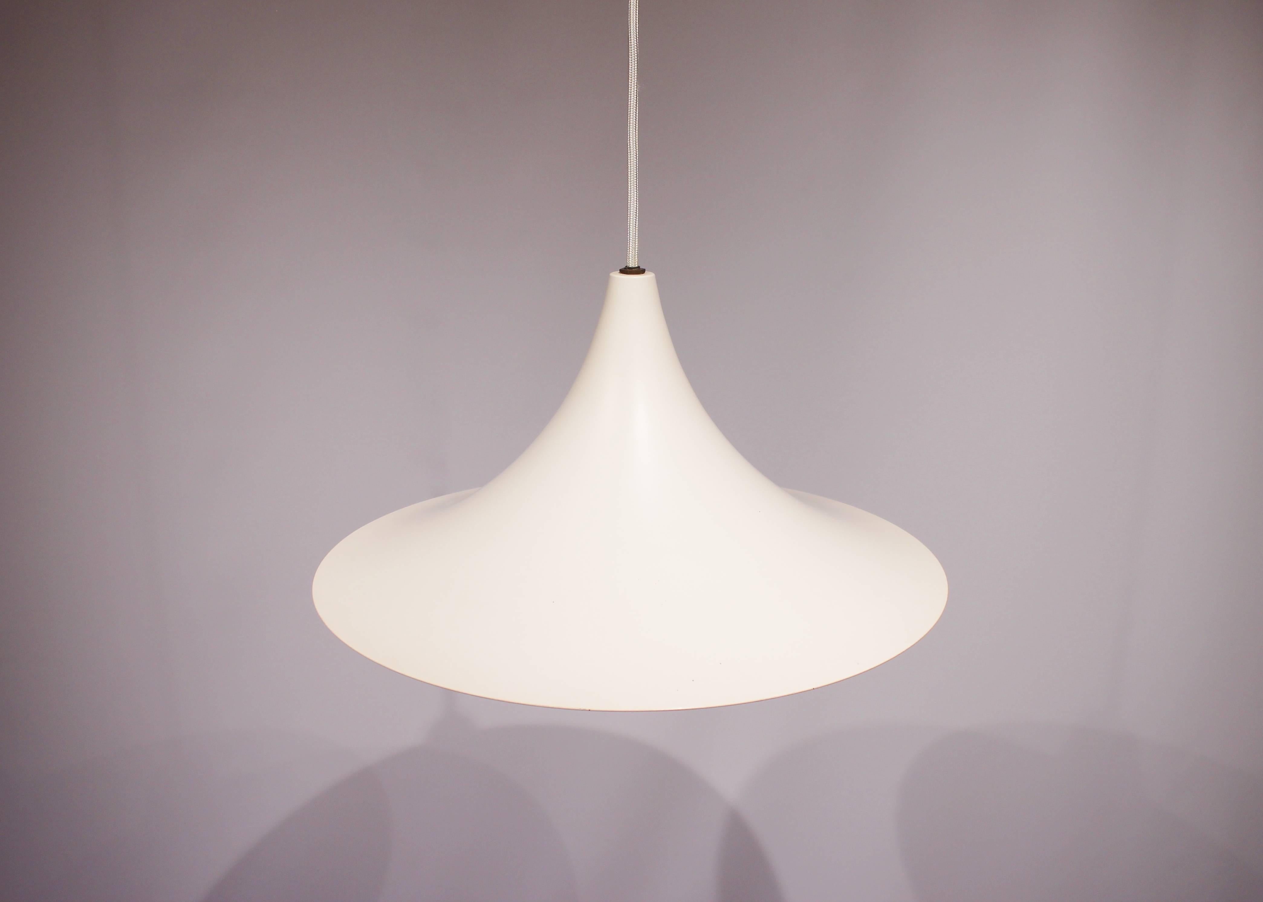 White pendant of Danish design from the 1960s. The lamp is in great vintage condition and with a new white fabric cord.