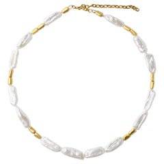 Collana di perle barocche in oro con peonie bianche - by Bombyx House