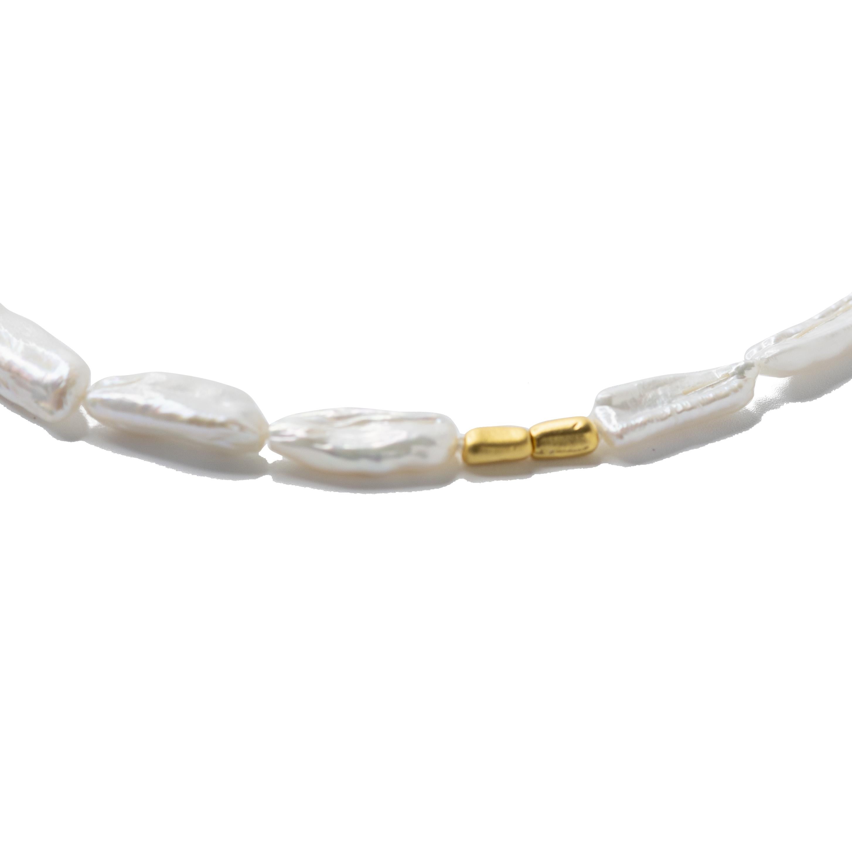 Ce collier est fabriqué à la main à partir de perles baroques naturelles et d'un fermoir en argent sterling plaqué or 18K. Inspiré de la peinture à l'huile 