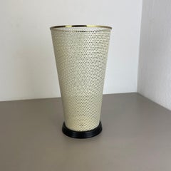 Stand Umbrella en métal blanc perforé et en laiton par Vereinigte Werkstätten, Allemagne