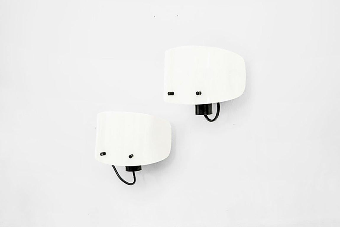 White Perspex and Black Metal Italian Midcentury Wall Lamps by Gino Sarfatti In Excellent Condition For Sale In Barcelona, ES