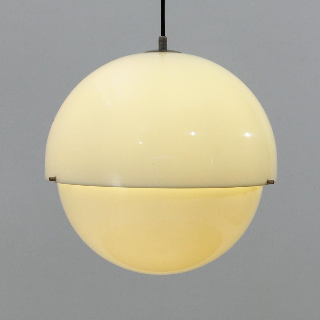 Chandelier produced by Kartell in the 1960s designed by Luigi Bandini Buti.
Two half spheres in white perspex joined by aluminum spacers.
Black plastic ceiling rose.
Good general conditions, some signs due to normal use over time.

Dimensions: