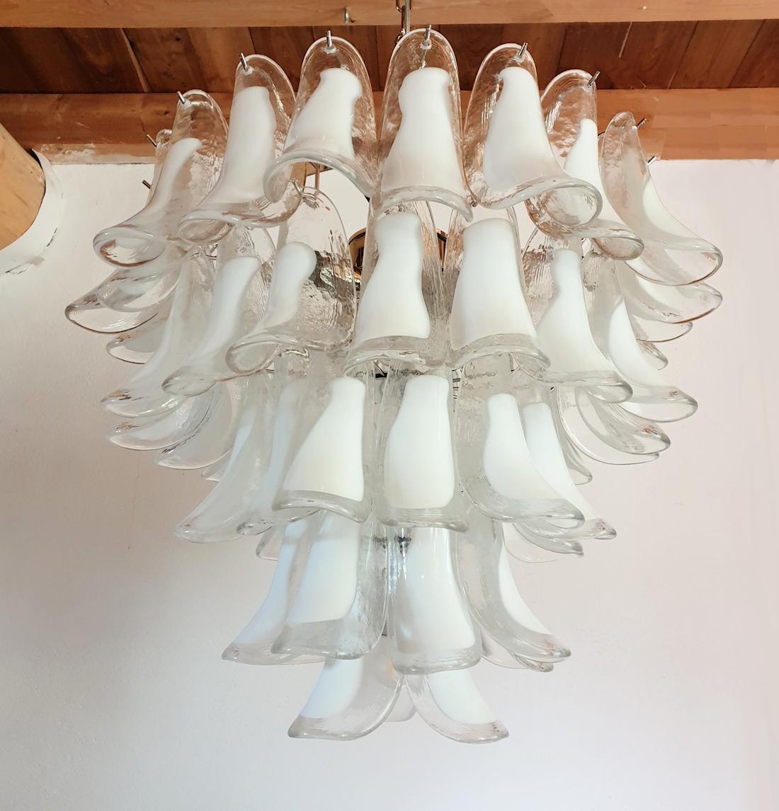 White Murano glass chandelier by Mazzega In Excellent Condition For Sale In Dallas, TX