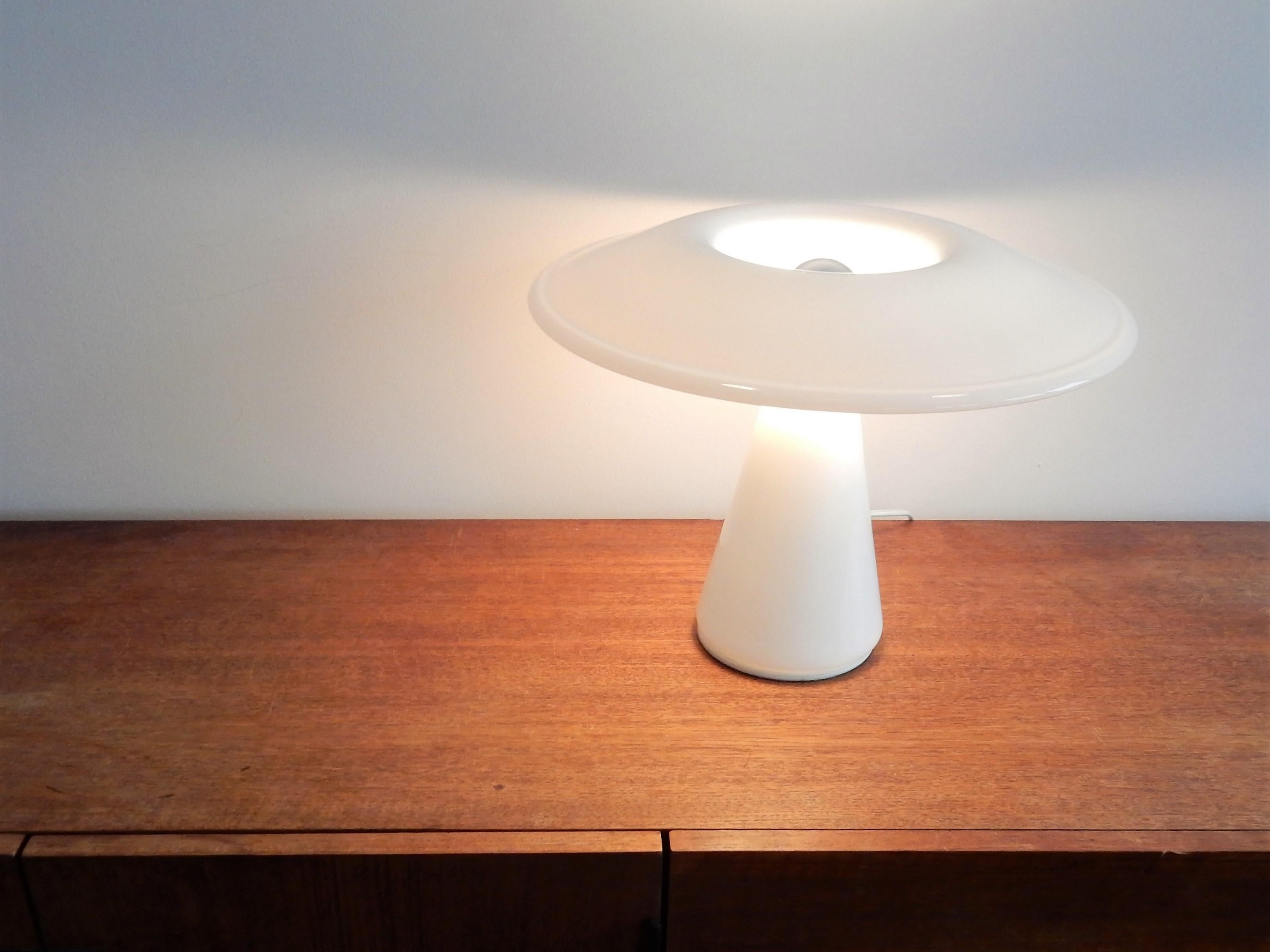 White Phoenix Table Lamp by Sidse Werner for Holmegaard, Denmark, 1980s In Good Condition In Steenwijk, NL