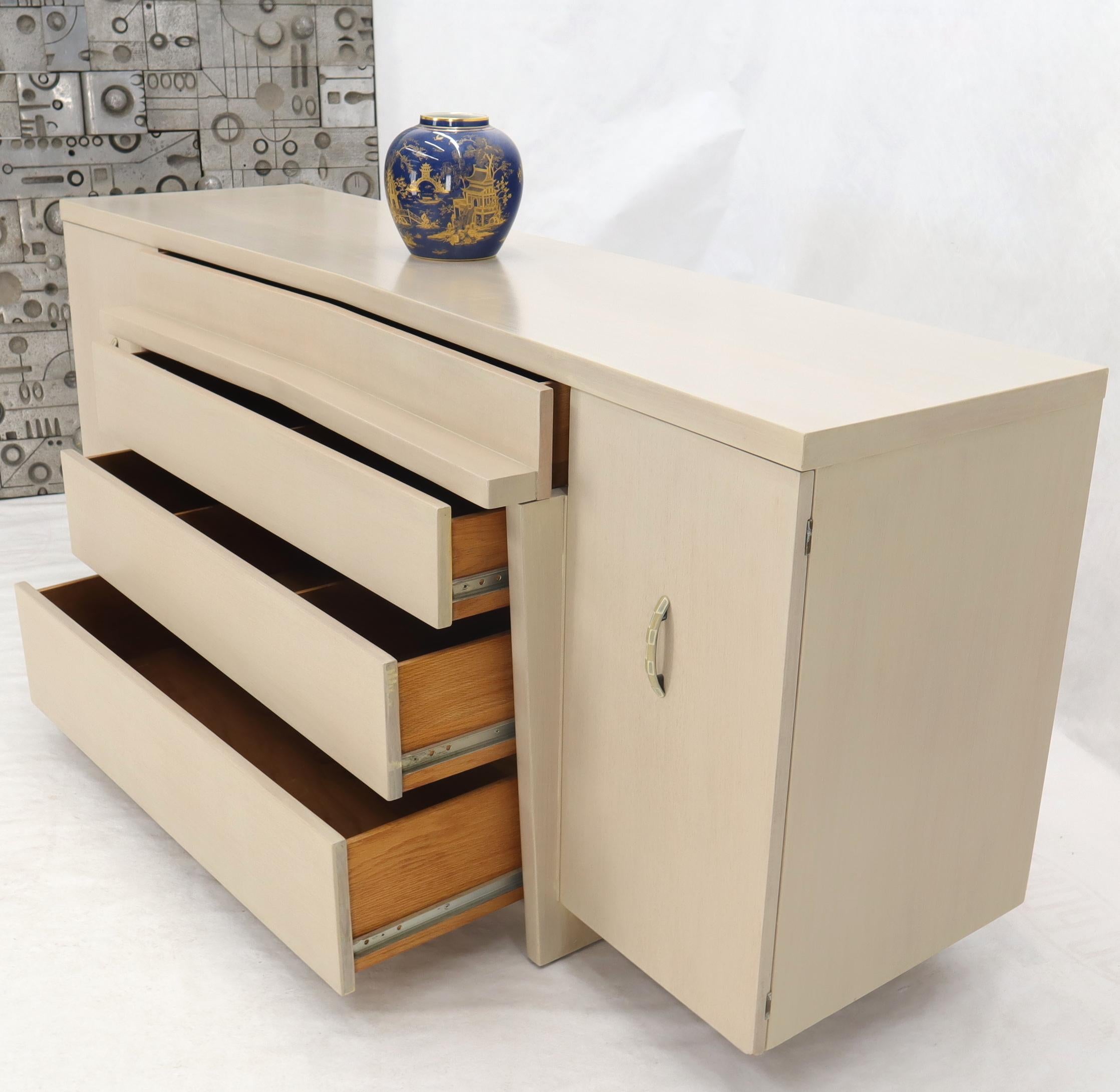 Mid-Century moderno Comò scultoreo con finitura laccata bianca Pickle in vendita