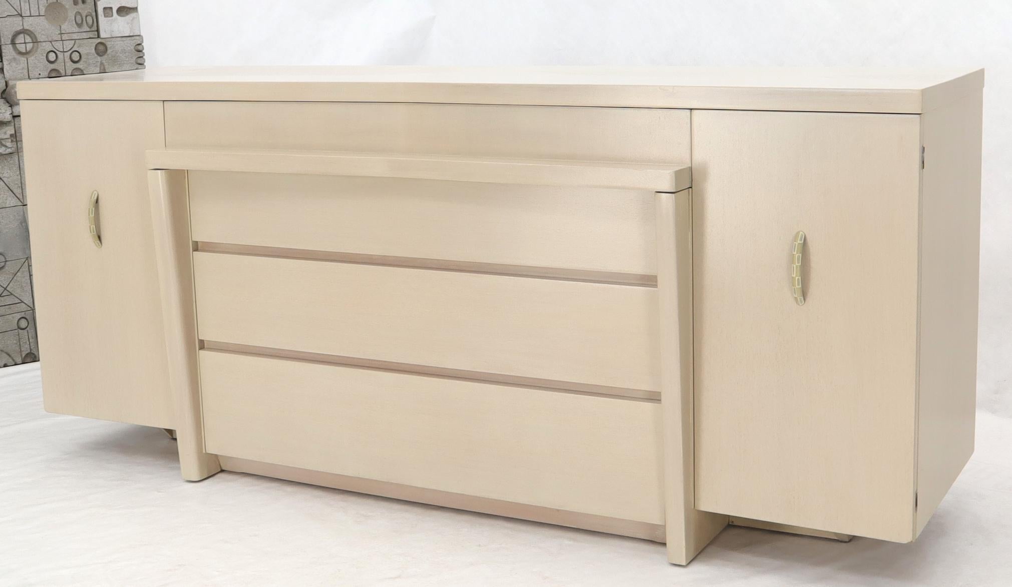 White Pickle Lacquer Finish Sculptural Dresser In Excellent Condition For Sale In Rockaway, NJ