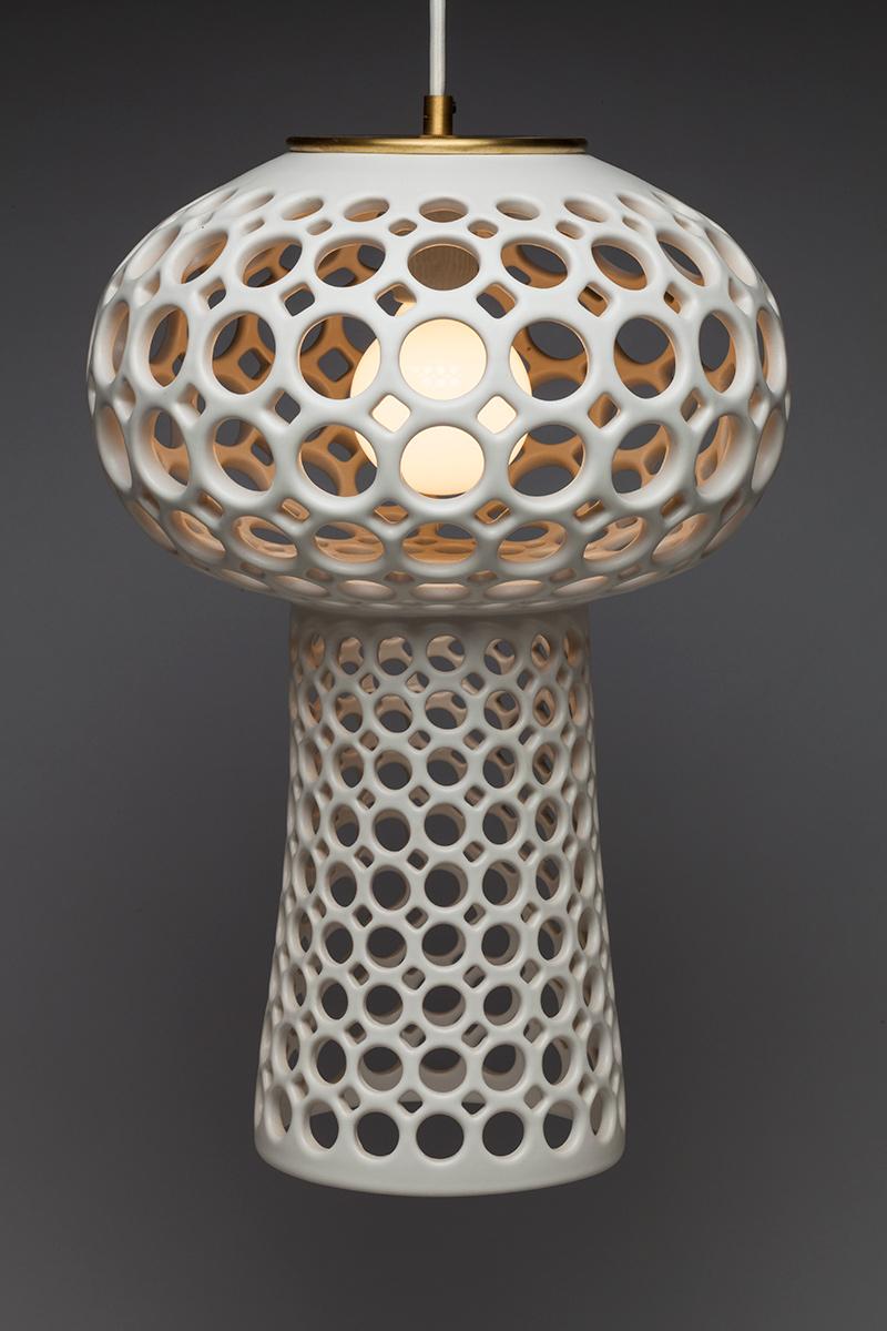 Moderne Lampe à suspension en forme de vase inversé percé et blanc, en stock en vente